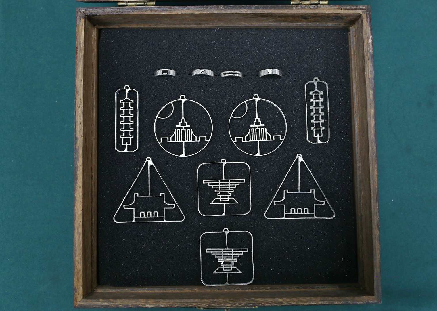 最佳艺术设计奖(二等奖) 《源?静?明?悟?乐》系列饰品_副本.jpg 最佳艺术设计奖(二等奖) 《源?静?明?悟?乐》系列饰品_副本.jpg